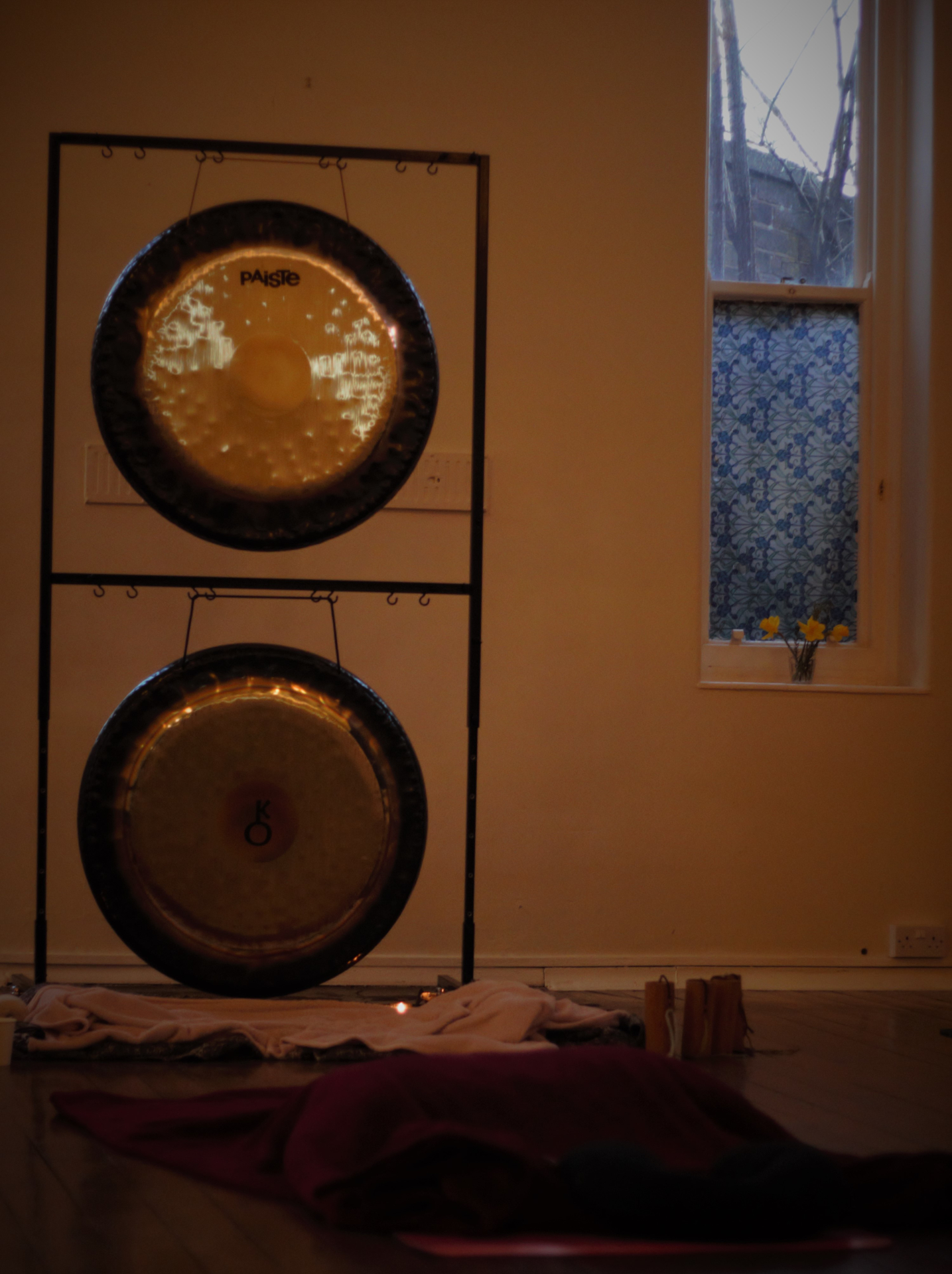 Therapy space with gongs and blankets