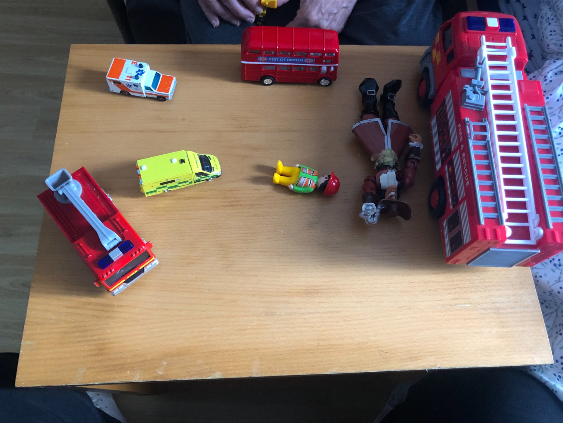 Model vehicles and people on table